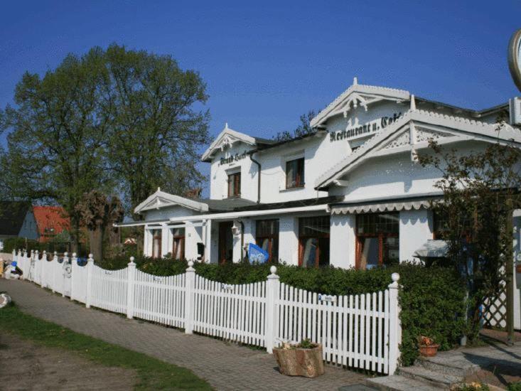 Strand-Hotel Lobbe Buitenkant foto